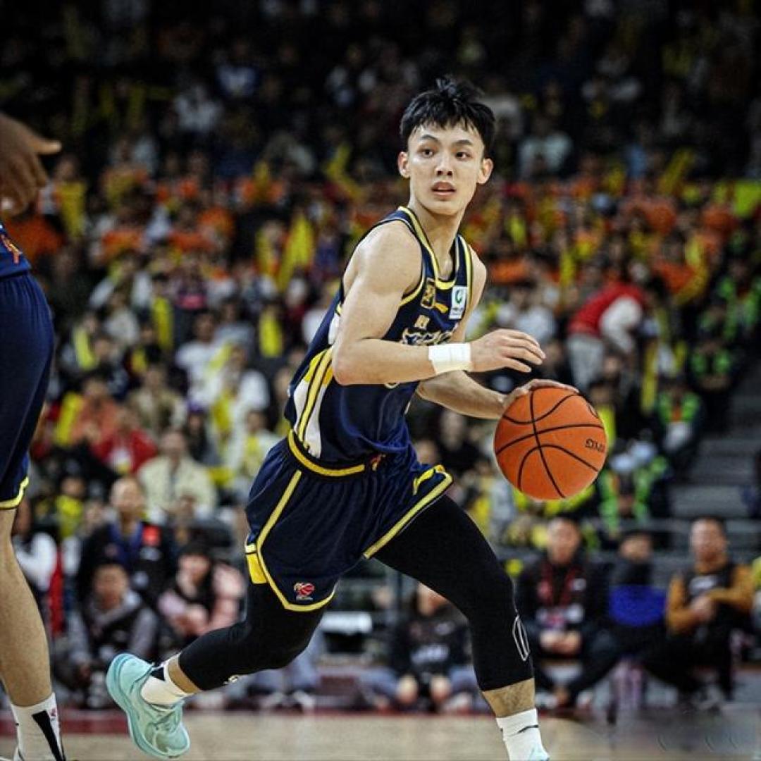 不幸中万幸！徐杰受伤部位确定 并没有伤及膝盖 杜锋长舒一口气