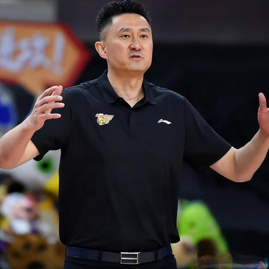 不幸中万幸！徐杰受伤部位确定 并没有伤及膝盖 杜锋长舒一口气