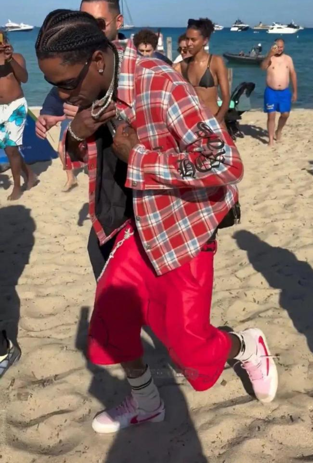 两种版本的粉色 Travis Scott x Air Jordan 1 联名“倒钩”同时登场，吊足了胃口！