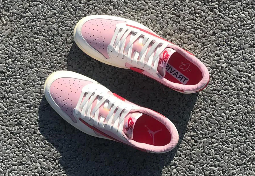 两种版本的粉色 Travis Scott x Air Jordan 1 联名“倒钩”同时登场，吊足了胃口！