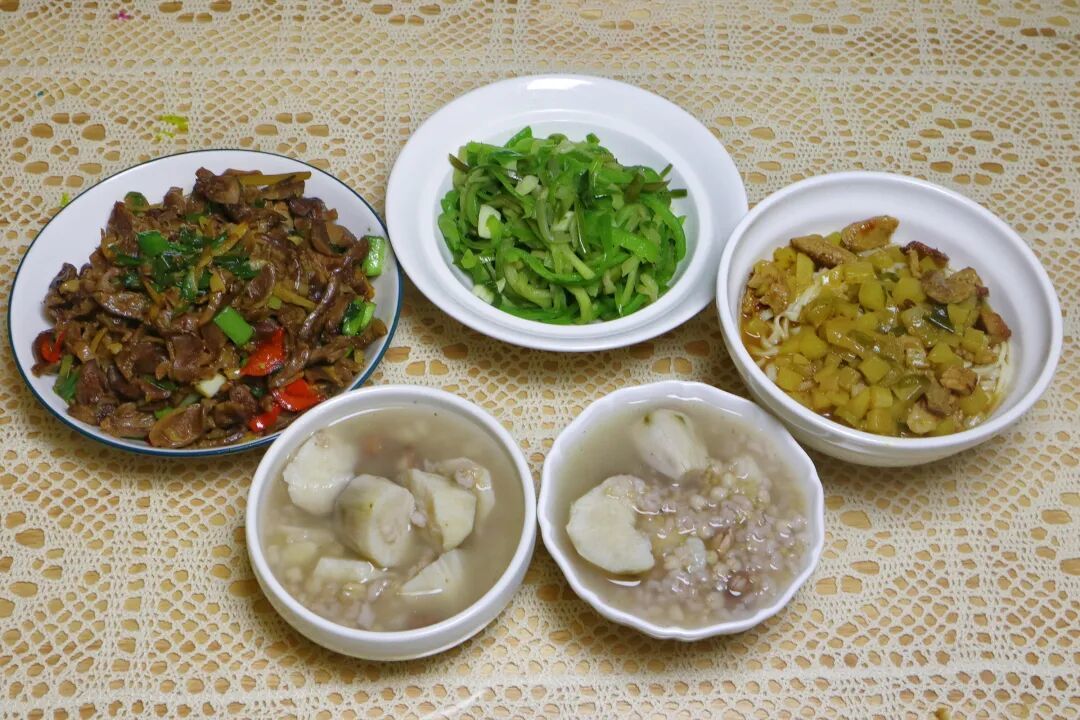 晒晒一家三口的晚餐,不超18元做了4样,实惠又健康,好消化不积食!