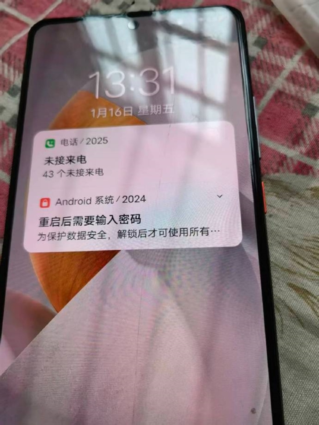 绝了!大妈干农活手机丢田里风吹日晒半年:挖出来直接充电复活