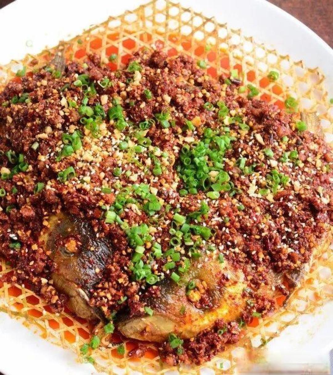 青椒黑鸡,老麻鱼,油泼舌片,牛肉三鲜,酥香肥肠,炝锅卤鱼