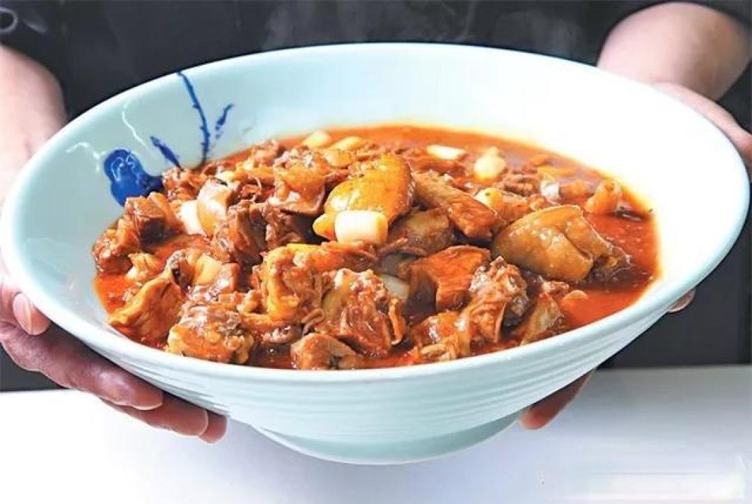 青椒黑鸡,老麻鱼,油泼舌片,牛肉三鲜,酥香肥肠,炝锅卤鱼