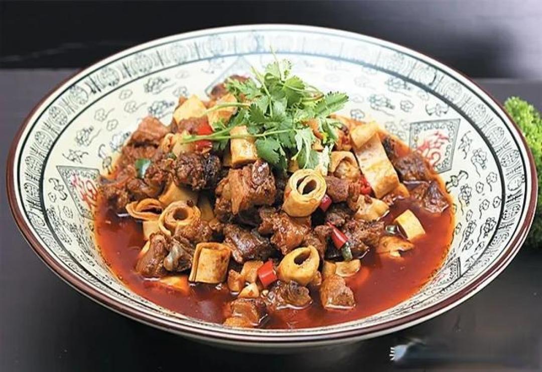 青椒黑鸡,老麻鱼,油泼舌片,牛肉三鲜,酥香肥肠,炝锅卤鱼