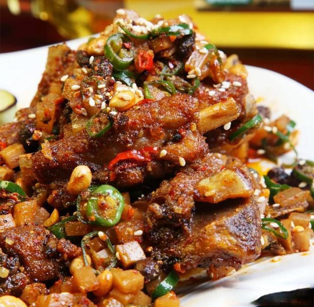 青椒黑鸡,老麻鱼,油泼舌片,牛肉三鲜,酥香肥肠,炝锅卤鱼