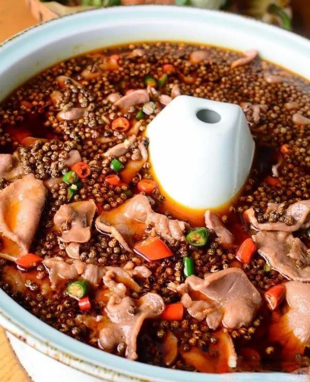青椒黑鸡,老麻鱼,油泼舌片,牛肉三鲜,酥香肥肠,炝锅卤鱼