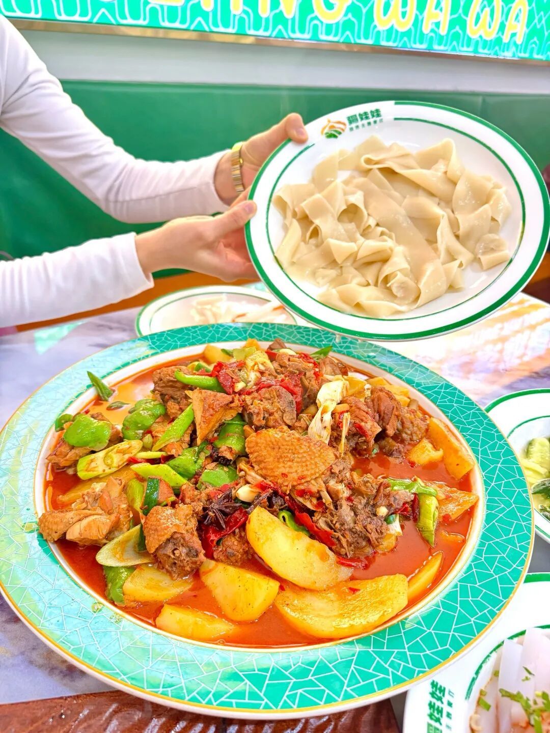 新疆大盘鸡怎么成了河南“省菜” 河南饮食兼容并蓄的文化特质,让大盘鸡顺利扎根当地!