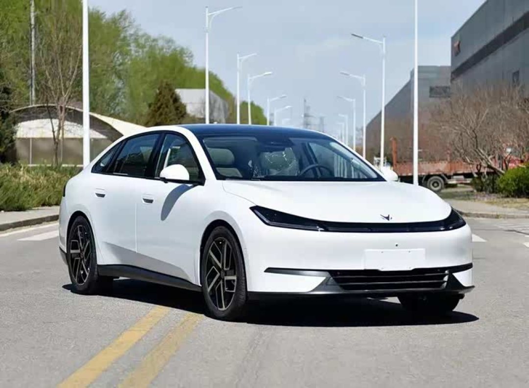 极狐S3实车现身,大过秦L+增程/纯电可选,续航650km