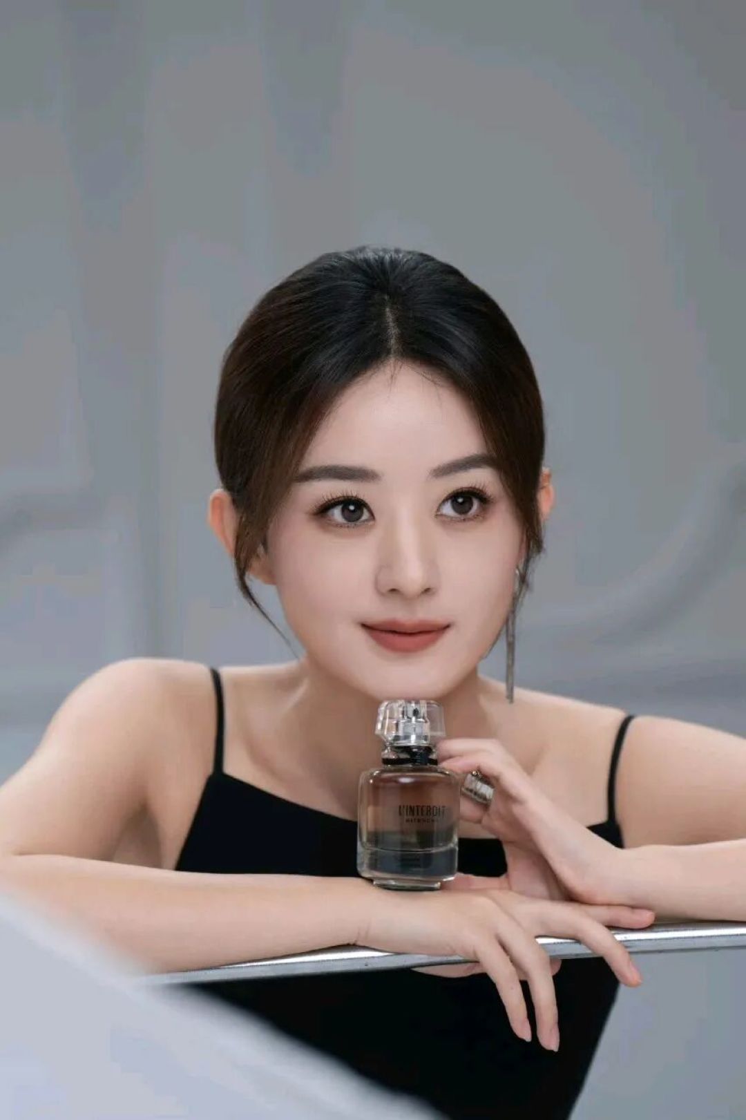 断层惊艳!赵丽颖以纪梵希全球代言人身份亮相,盘发黑裙解锁法式美学新高度