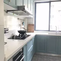 厨房除了橱柜外，台面的搭配也很关键，白色的就不错