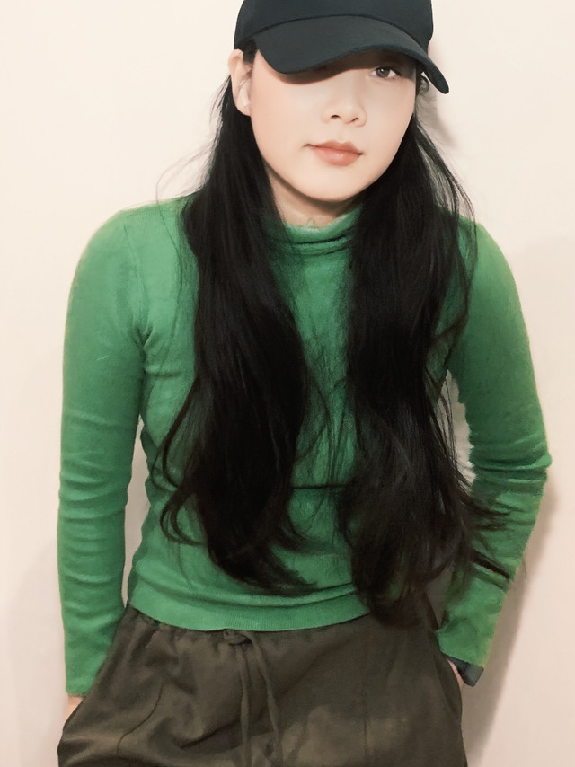 黑色帽子白色耳机碰撞出的搭配效果也很ok呀