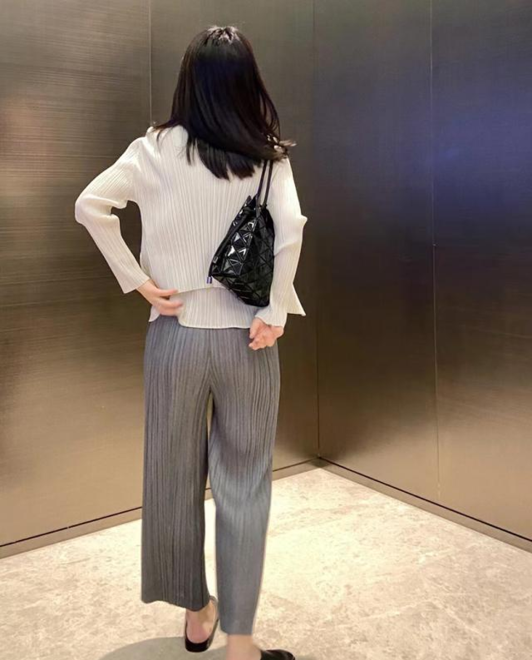 今年流行一种穿搭,叫三宅一生风,素雅知性,30-60岁女人特适合