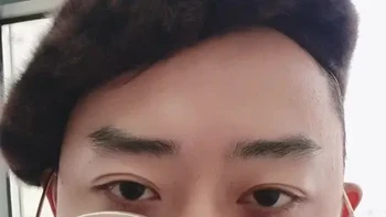 狗哥：「别再把冲锋衣穿得像工作服了。」 
山系穿搭，三个口诀记住： 
颜色偷点大地色——卡其、橄榄绿打底，亮色只露10%。 
叠穿才有呼吸感——T恤、马甲、防风壳，一层层能摘能穿。 
配饰是野外勋章——渔夫帽压皱、魔术巾挂包上，磨旧的登山靴比新的更对味。 
山不是秀场，是让你终于能——把衣服穿舒服的地方。
#山系穿搭 #户外ootd #徒步穿搭#户外时尚#山系户外
