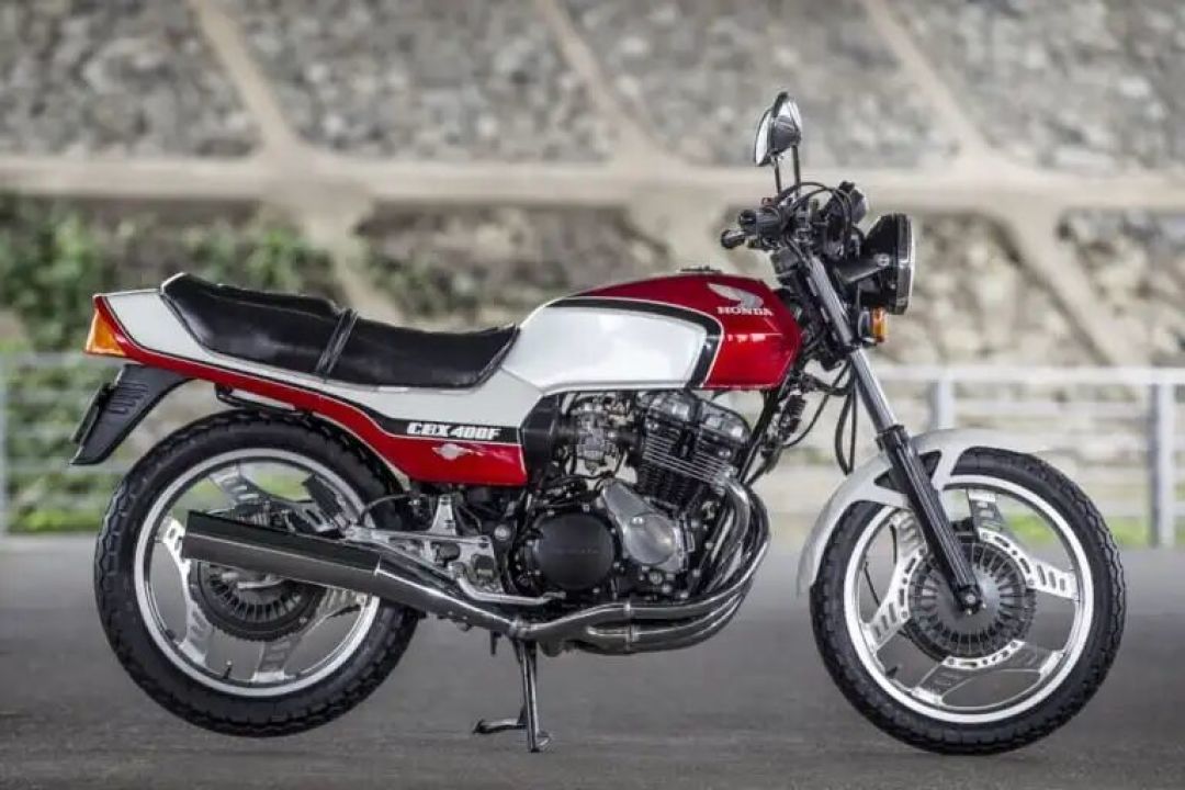 本田CBX400F【1981-1984】:以第二代400cc四缸在竞争激烈的领域重新夺回冠军