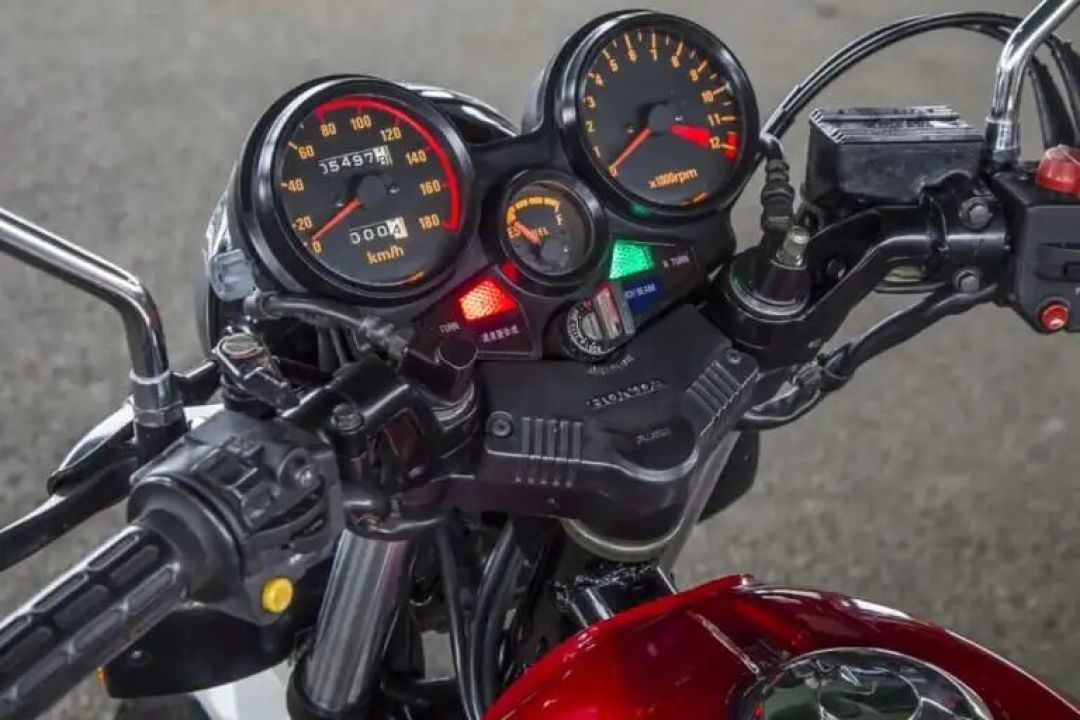 本田CBX400F【1981-1984】:以第二代400cc四缸在竞争激烈的领域重新夺回冠军