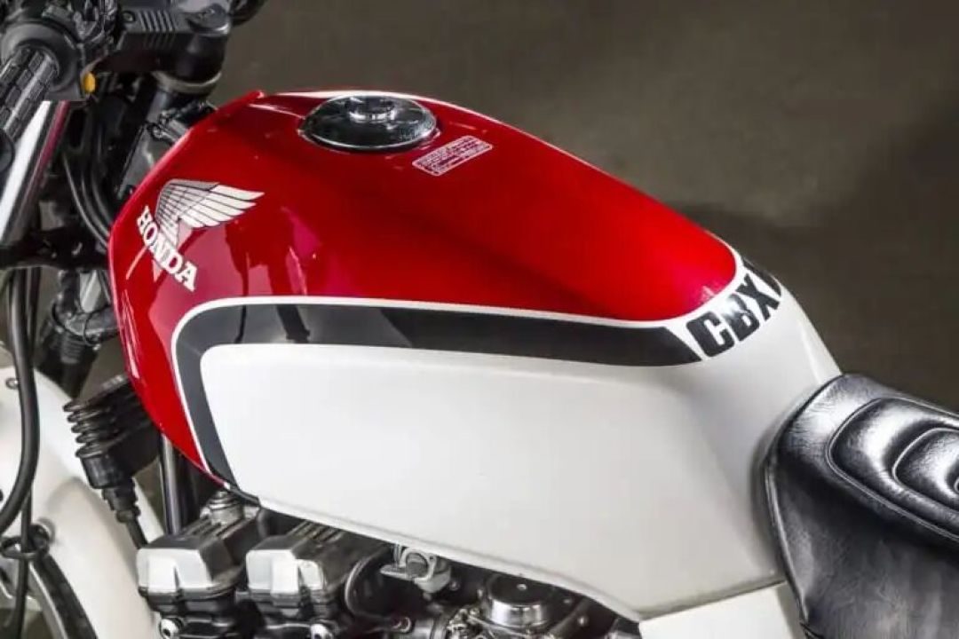 本田CBX400F【1981-1984】:以第二代400cc四缸在竞争激烈的领域重新夺回冠军