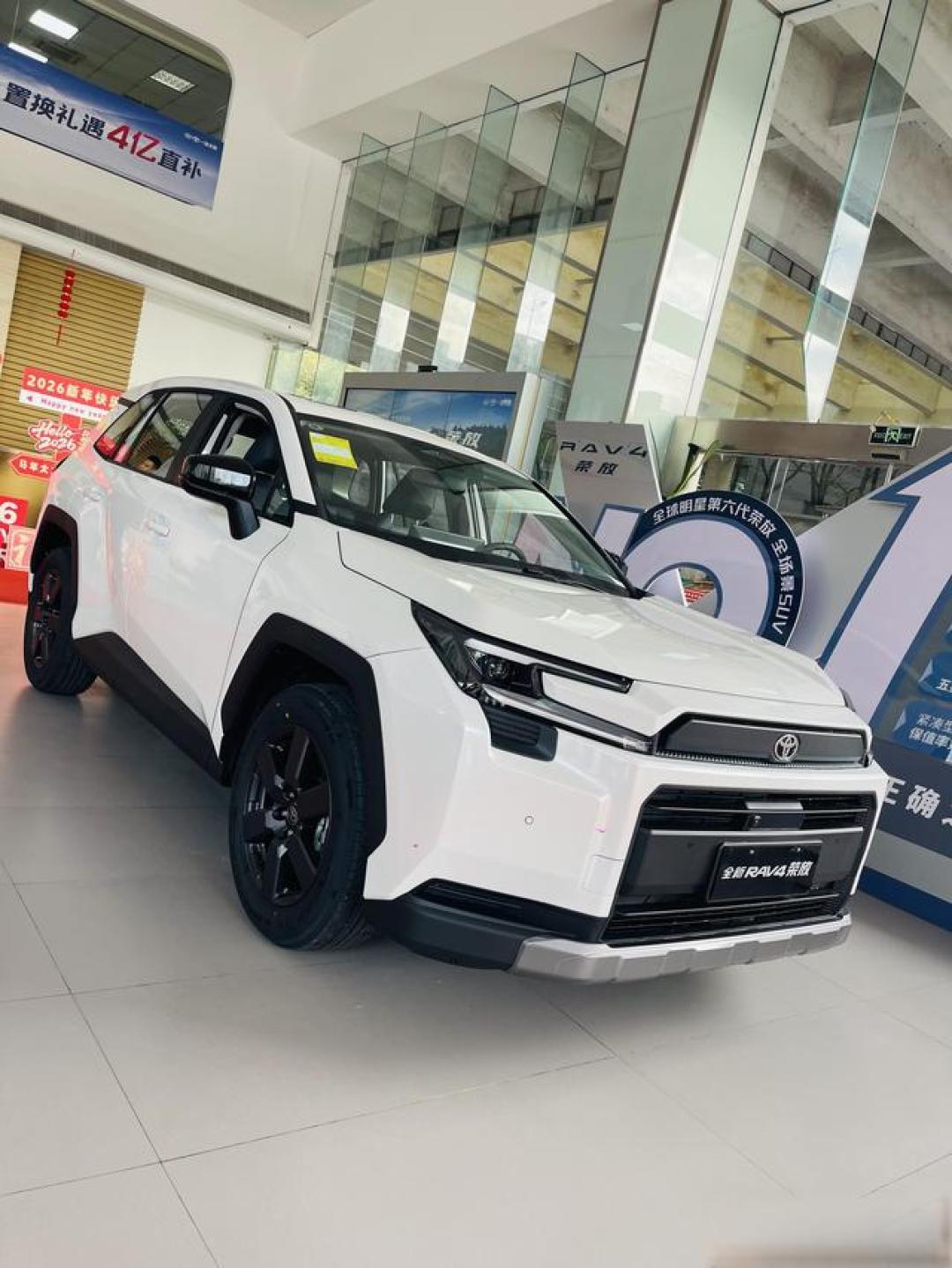全球第六代RAV4荣放怎么选?2.0双擎两版本一万八差价深度对比!