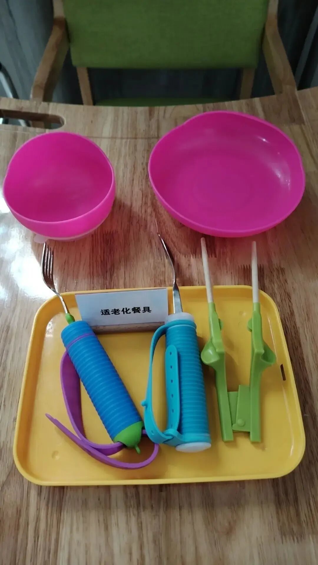 别再给爸妈买错餐具了！这篇适老化选购指南，让每顿饭都吃得安心体面