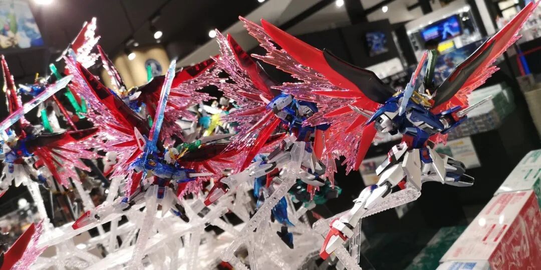 一面镜子=10台命运高达?零成本复刻SEED小鸟高光名场面,DUPE粒子效应在三次元的完美逆袭!
