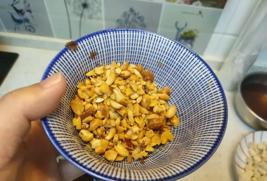 香菇酱不用买了，在家就能做，酱香浓郁无添加，拌米拌饭都合适