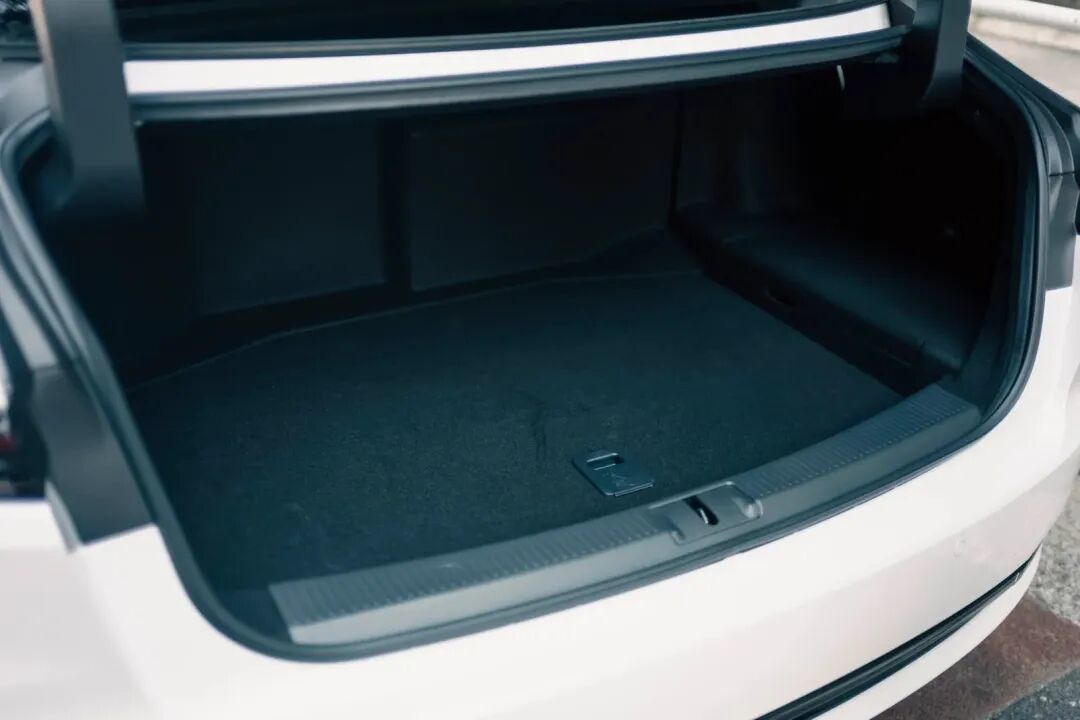 Toyota Crown Sedan「THE 70th」特仕版亮点解析:被宣布停产的轿车,如何意外重生?