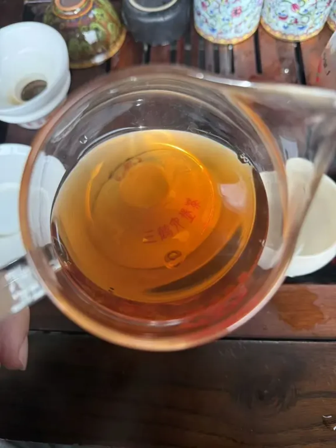 开汤品鉴三鹤福满箩六堡茶,像丐版龙团