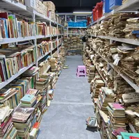 逛二手书店，不能站着，得蹲下来。