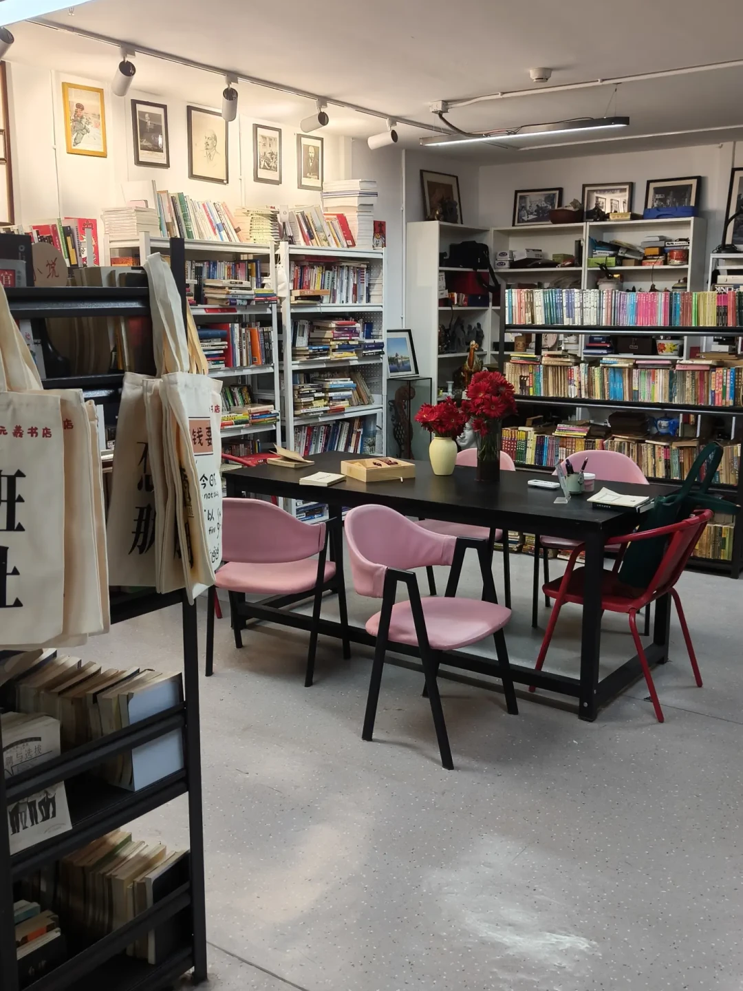 逛二手书店，不能站着，得蹲下来。