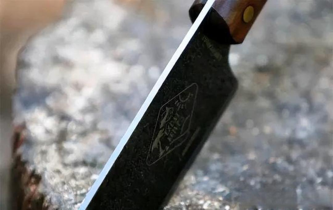 丛林中探险野营的卓越利器 简单实用劈砍惊人的Libertariat排障刀
