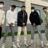 体育生带火的“少林寺穿搭”：卫裤扎袜配球鞋，正在席卷时尚圈