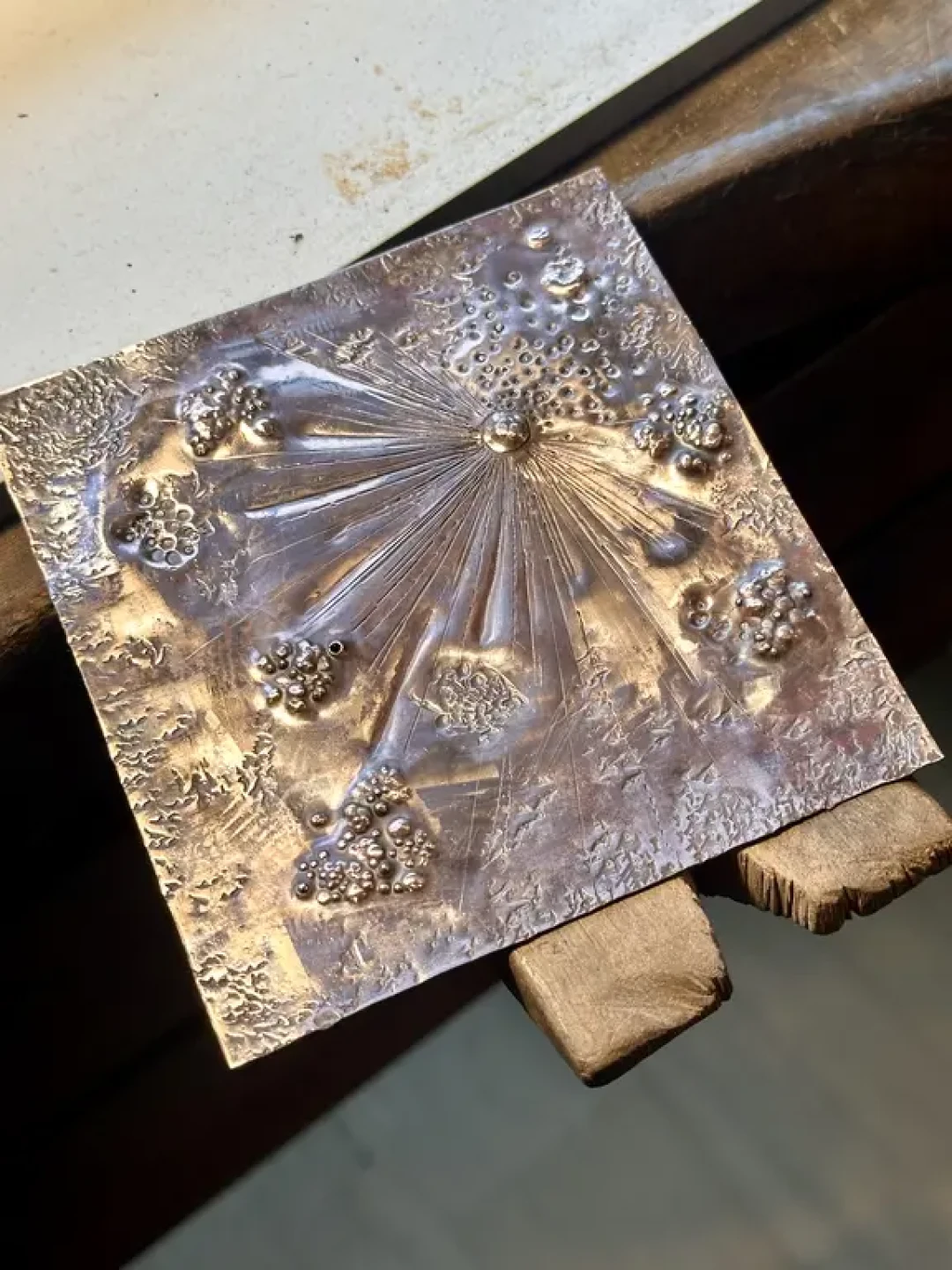 「金属星云」:一片被錾刻的宇宙回响🌌