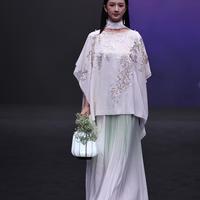 人文经济激活消费新动能｜从街头风景到千亿级市场，“新中式”服装扮靓“新消费”