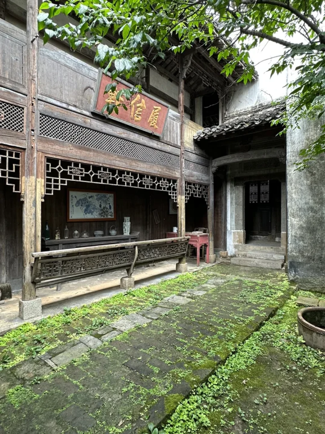 一座遗落在孔灵村的徽派地主庄园。浧坡别墅