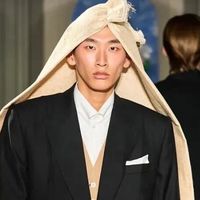 时尚圈最大乌龙！“披麻戴孝”头巾大反转，巴黎世家沉冤得雪了？