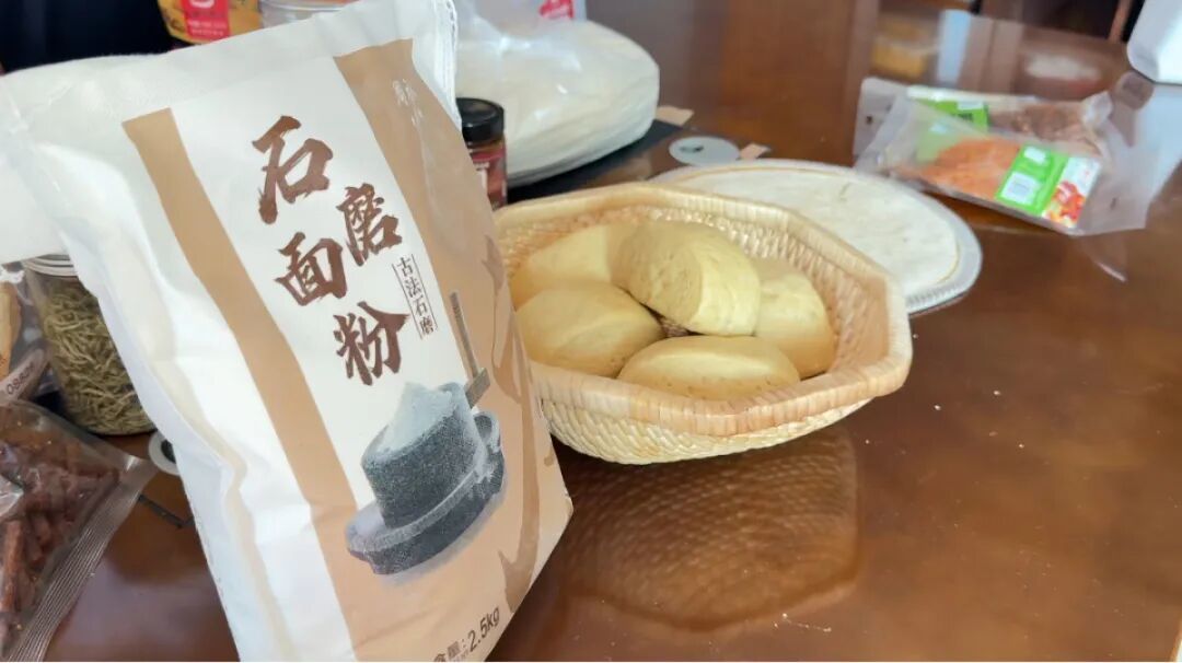 53岁“辣条书记”的触网之路!一条视频引几万人进村买樱桃,开直播卖石磨面粉、烙馍等助农,5个多月吸粉12万