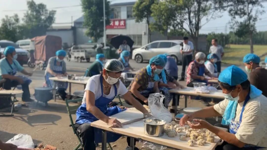 53岁“辣条书记”的触网之路!一条视频引几万人进村买樱桃,开直播卖石磨面粉、烙馍等助农,5个多月吸粉12万