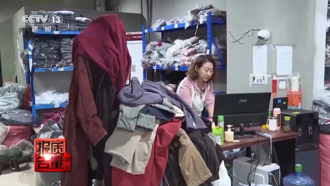 为防“蹭穿”与恶意退货,商家纷纷挂上巨大吊牌,从业者:卖出40件演出服很快被退回,明显被穿过;大吊牌生产企业订单激增