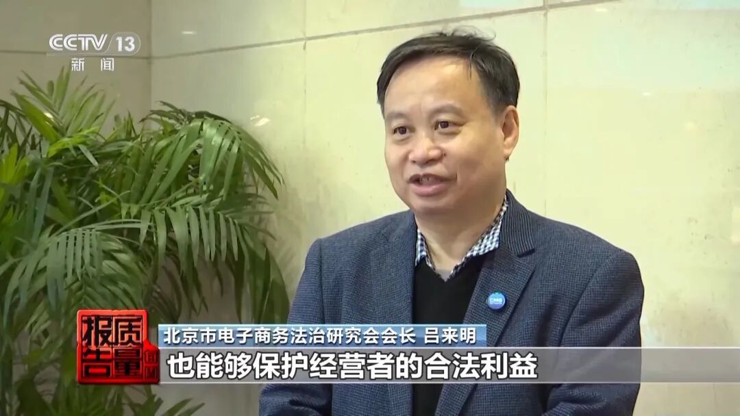 为防“蹭穿”与恶意退货，商家纷纷挂上巨大吊牌，从业者：卖出40件演出服很快被退回，明显被穿过；大吊牌生产企业订单激增