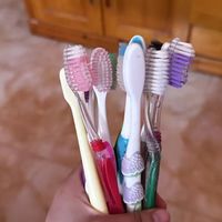 不用的牙刷别扔了，用剪刀剪掉一半毛，解决了家家户户的大难题，省钱又实用