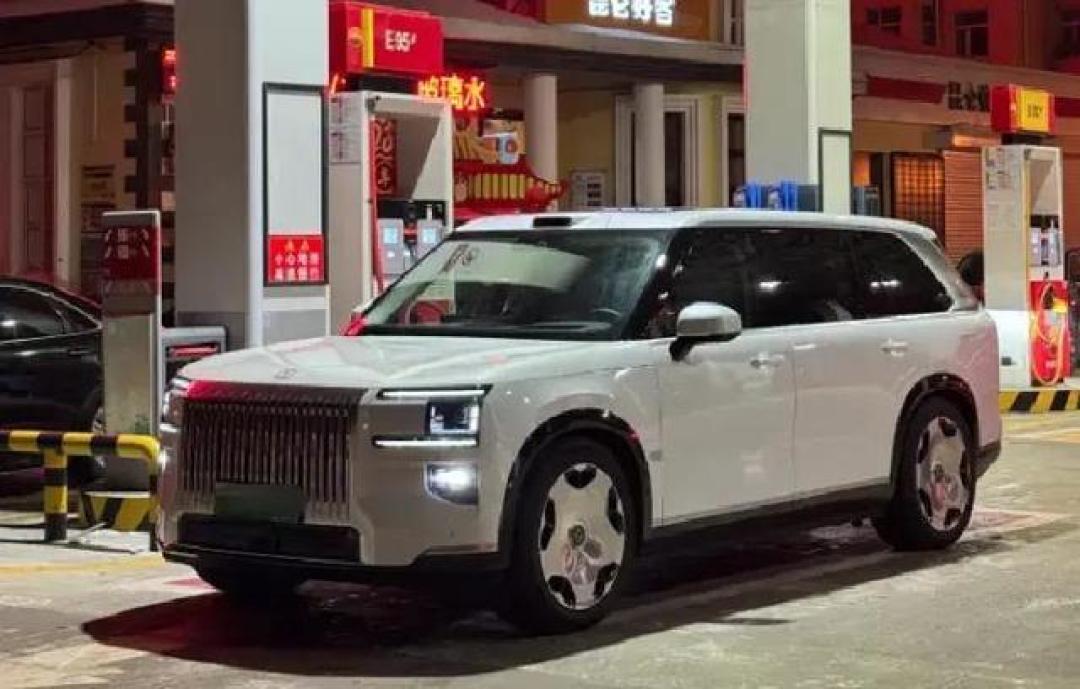 劳斯莱斯库里南新款将至,形似吉利汽车?