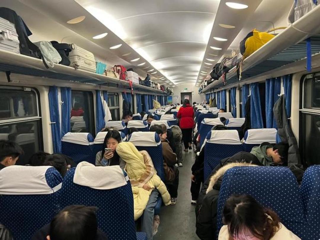 明明坐高铁4小时能到,为何还有人宁愿坐绿皮火车,花上13个小时