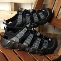 被上海街拍女生惊艳！没人穿洞洞鞋、勃肯鞋，满街都是“溯溪鞋”