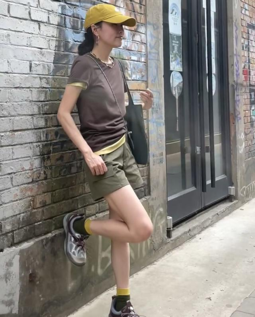 被上海街拍女生惊艳!没人穿洞洞鞋、勃肯鞋,满街都是“溯溪鞋”