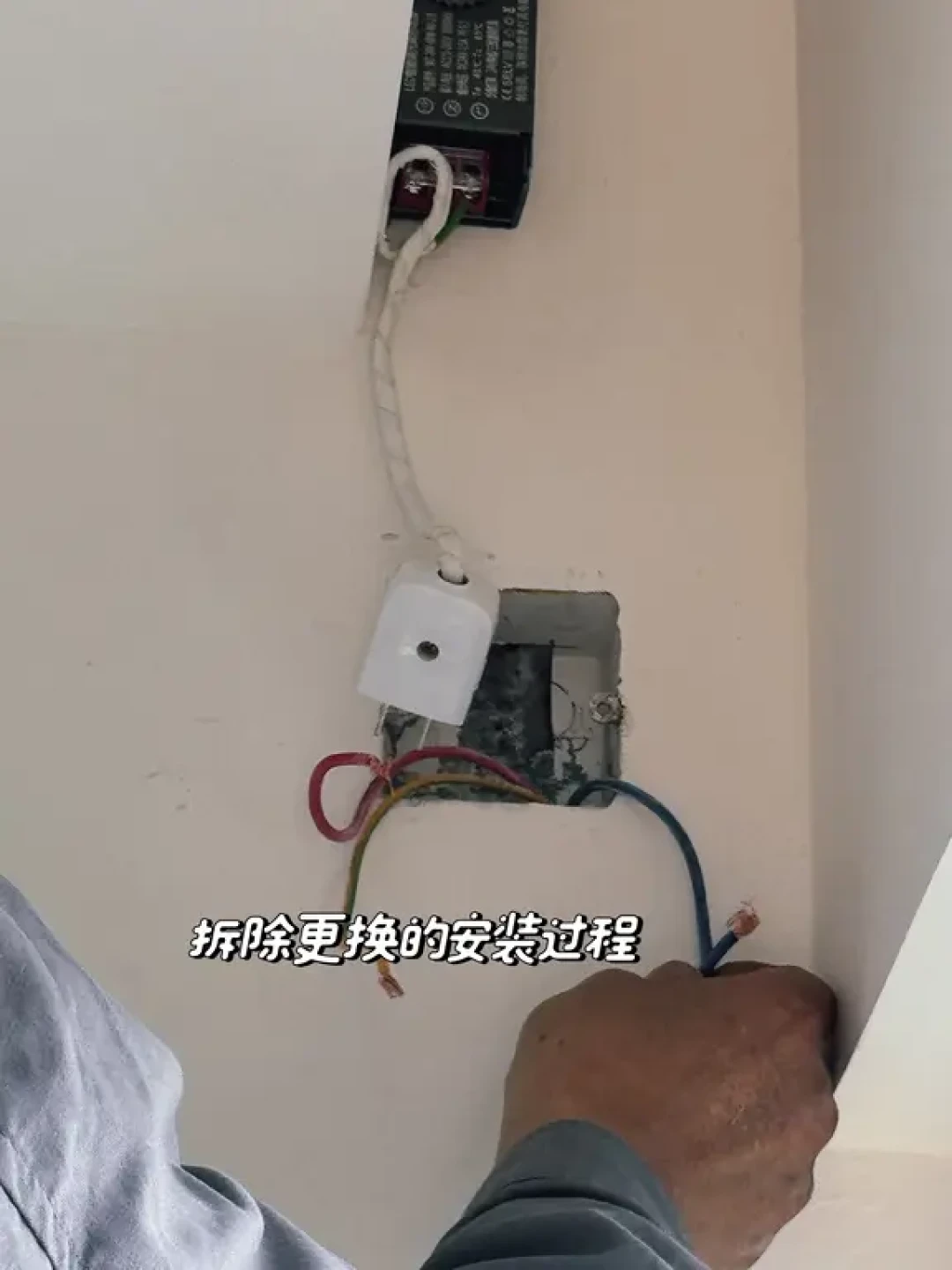 选对电动窗帘插座，帘布才能贴墙好看
