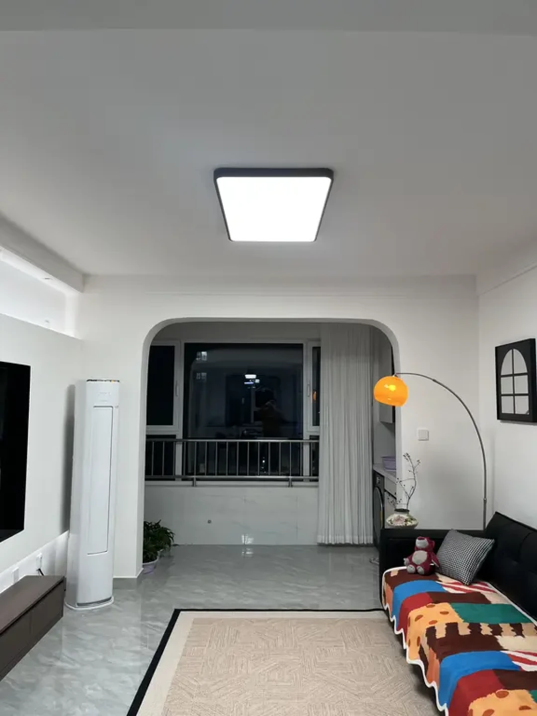 小户型客厅，吸顶灯装对了💡