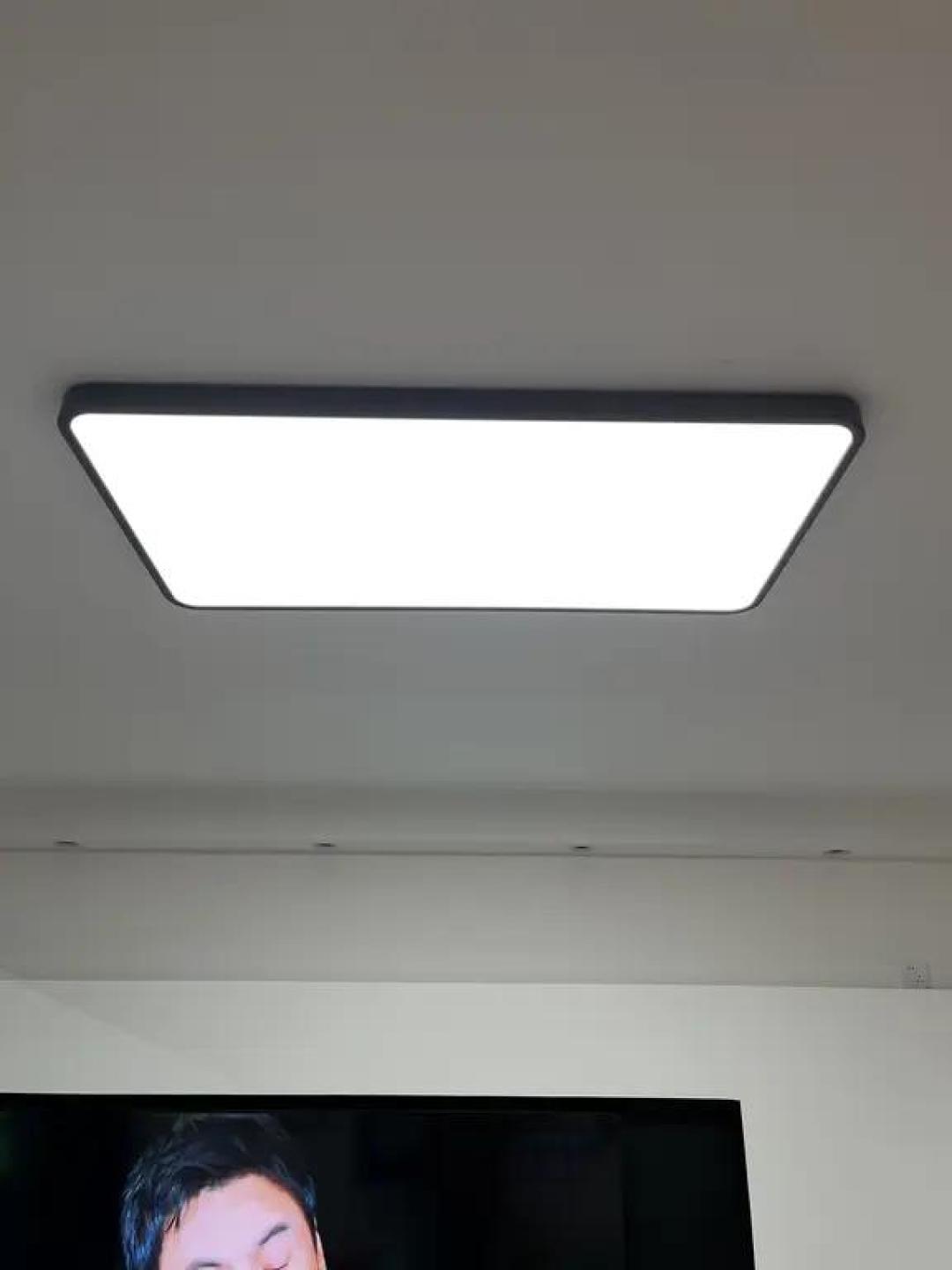 小户型客厅，吸顶灯装对了💡