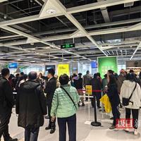 原“亚洲最大宜家门店”闭店前清仓，记者实探：特价区开门20分钟即售空，部分家具半价甚至更低