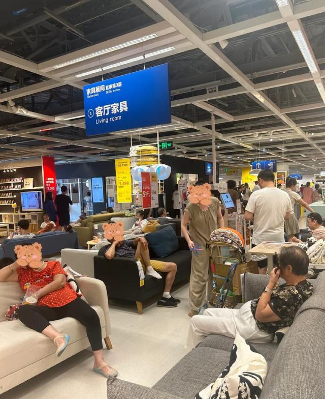 宜家闭店现场人山人海:看着排队的大爷大妈,咱这代人真的老了!