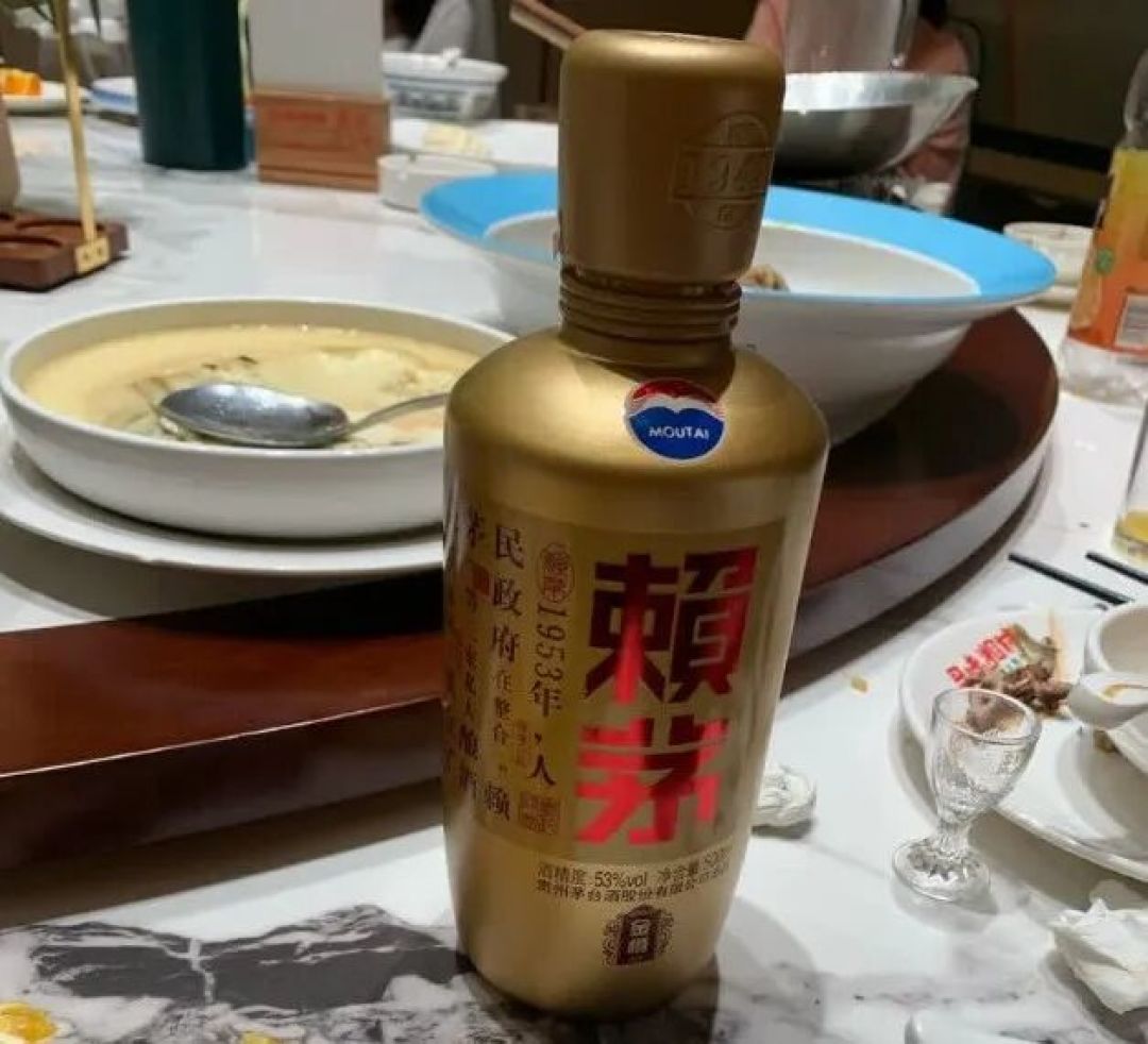 赖茅传承蓝与金樽实测:三百多块的酱酒,是走胃还是走面?